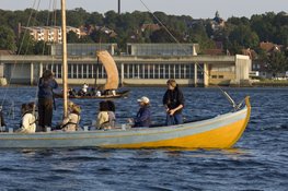 Sejl ud på Roskilde Fjord og oplev det særlige lys når solen går på hæld over Roskilde by set fra vandsiden. Copyright: Vikingeskibsmuseet