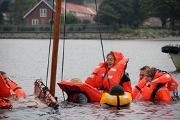 [Translate to english:] Vikingeskibsmuseet gennemfører jævnligt kæntrings- og redningsøvelser for at være godt forberedte, hvis uheldet skulle være ude. Billedet her er fra en tidligere kæntringsøvelse.