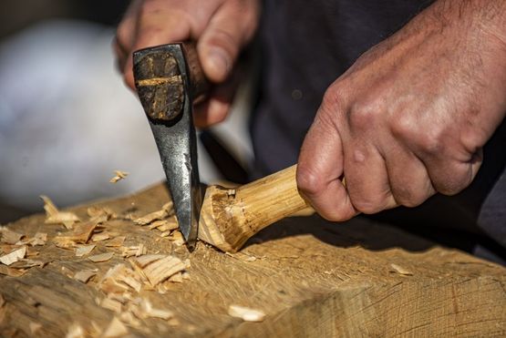 Gennem hele skolesommerferien sætter vi fokus på vikingetidens forskellige håndværk, hvor børn og voksne kan opleve de ældgamle håndværk blive vakt til live. 