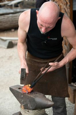 Besøg smeden på Vikingeskibsmuseet. Copyright: Vikingeskibsmuseet i Roskilde.