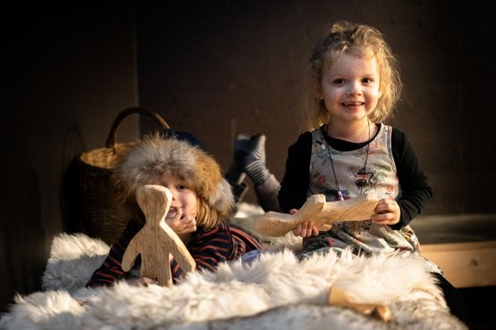Eleverne bliver gennem en række sanselige øvelser klogere på vikingerne og deres skribe. Copyright: Jacob N. Andreassen, Vikingeskibsmuseet i Roskilde Eleverne bliver gennem en række sanselige øvelser klogere på vikingerne og deres skribe. Copyright: Jacob N. Andreassen, Vikingeskibsmuseet i Roskilde