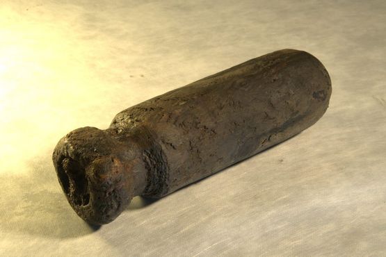 Kanonvisker. For at rense kanonen og fjerne gløder fra forrige skud brugtes en visker – en trækolbe omviklet med lammeskind. Denne visker har været monteret på et tov. Der sidder stadig rester af tovet i hullet i den ene ende. Foto: Morten Johansen, Kanonvisker. For at rense kanonen og fjerne gløder fra forrige skud brugtes en visker – en trækolbe omviklet med lammeskind. Denne visker har været monteret på et tov. Der sidder stadig rester af tovet i hullet i den ene ende. Foto: Morten Johansen,