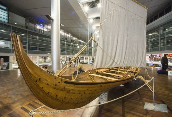 [Translate to english:] Det knap 10 meter lange vikingeskib 'Eik Sande' har været udstillet i afgangshallen i Københavns Lufthavn de seneste 10 måneder. Efter et kort smut omkring Vikingeskibsmuseet, går skibets rejse nu videre til Suzhou nær Shangha