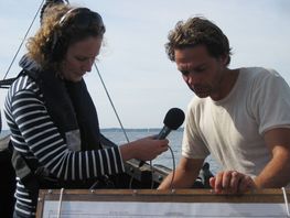 Esben bliver interviewet af DR-journalist Dorthe Dorthe Chakravarty.
