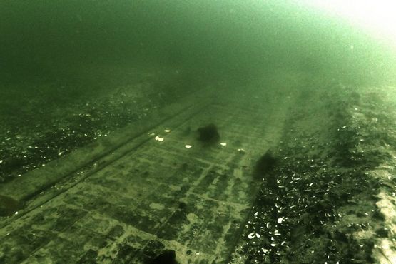 Marinarkæologerne har bjærget skibets planker og nu er der stort set kun aftrykket af skibet tilbage på havbunden.