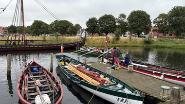 De deltagende både ligger til kaj i museumshavnen lige overfor museets 30 meter lange rekonstruktion, Havhingsten fra Glendalough. De deltagende både ligger til kaj i museumshavnen lige overfor museets 30 meter lange rekonstruktion, Havhingsten fra Glendalough.