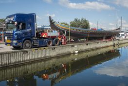 Inden lastbilen kunne rulle af sted, blev stropper og kiler strammet, sikret og tjekket.
