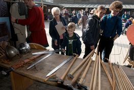 Børn og voksne kan komme tæt på vikingetidens våben og måske også få lov til at holde våbenet i hænderne.