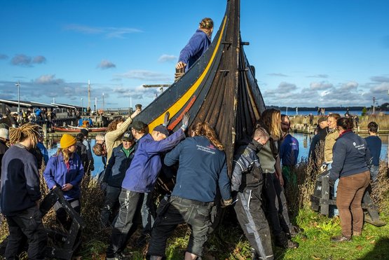 Det kræver mange mennesker og et godt samarbejde, når museets skibe skal på land for vinteren. Copyright: Vikingeskibsmuseet i Roskilde Det kræver mange mennesker og et godt samarbejde, når museets skibe skal på land for vinteren. Copyright: Vikingeskibsmuseet i Roskilde