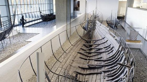Vikingeskibshallen De fem Skuldelevskibe ligger udstillet mod den smukke Roskilde Fjord som baggrund. Vikingeskibsmuseet stiller gerne eksperter ti rådighed for interview og baggrundsinformation.