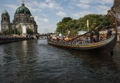 Havhingsten på Spree-floden på sin tur gennem Berlin den 6. september 2014. På turen passerede skibet nogle af byens store attraktioner, her på vej mod Berliner Dom.