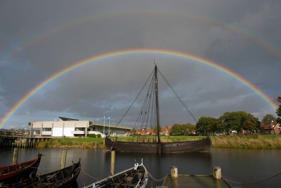 Ottar ved kaj i inderhavnen foran Vikingeskibshallen