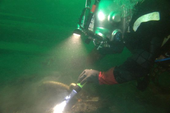 Dykker ved kobberkarret, der blev fundet ved det allerførste dyk. Foto: Morten Johansen, Vikingeskibsmuseet