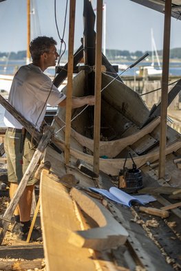 Bundstokkene bliver fæstnet i rekonstruktionen af Skuldelev 5. Copyright: Vikingeskibsmuseet i Roskilde.