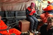 Besætningen fik opsat forstavnsteltet for at kunne slappe af i tørvejr under sommerregnen