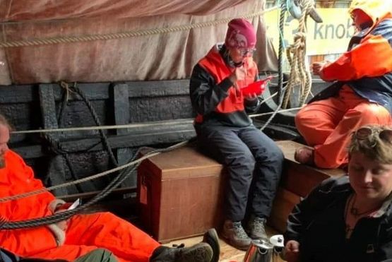 Besætningen fik opsat forstavnsteltet for at kunne slappe af i tørvejr under sommerregnen