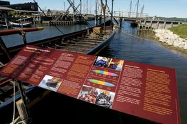 Særudstillingen strak sig over store dele af Vikingeskibsmuseets område. Her ses en del af udstillingen ved Museumshavnen. 