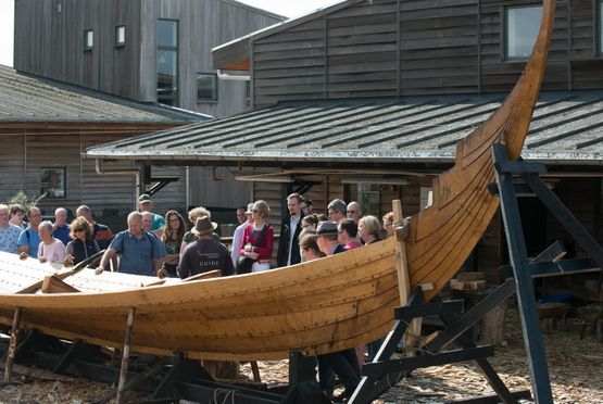 Vikingeskibsmuseet: Kom med på en guidet tur på Museumsøen, hvor vi går tæt på museets 5 rekonstruerede vikingeskibe. 