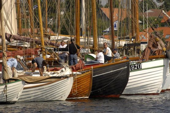 Klinkbyggede både til træskibstræf. Den klinkbyggede båd er en særlig nordisk bådtype, der i flere tusind år har haft stor betydning for danskernes brug af havet. Bådene har gennem generationer bundet de nordiske folk sammen fra kyst til kyst, bragt Norden ud i verden og verden tilbage til Norden.