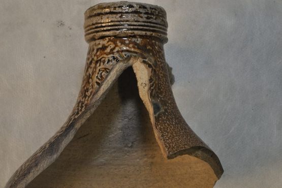 Skårene af Bartmannskanden blev fundet nær agterkastellet, hvor officererne holdt til. Foto: Morten Johansen, Vikingeskibsmuseet. Skårene af Bartmannskanden blev fundet nær agterkastellet, hvor officererne holdt til. Foto: Morten Johansen, Vikingeskibsmuseet.