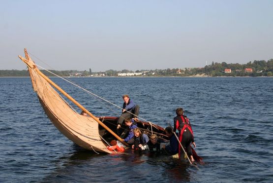 Vikingeskibsmuseet gennemfører jævnligt kæntrings- og redningsøvelser for at være godt forberedte, hvis uheldet skulle være ude. Billedet her er fra en tidligere kæntringsøvelse.