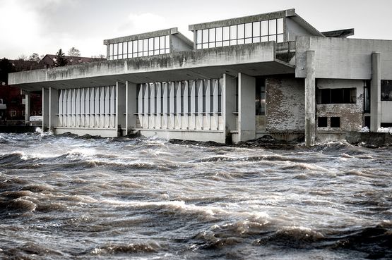 6 December 12:31, 136 cm above mean sea level. The water started rising early in the day high up on the Viking Ship Hall's glass facade.