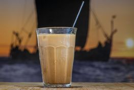 Årstiden er perfekt til en frisk gåtur langs Fjorden, og turen kanafsluttes med et cafébesøg på CaféKnarr på Museumsøen, hvor der både er lækkerier til kaffepausen eller en hyggelig frokost.