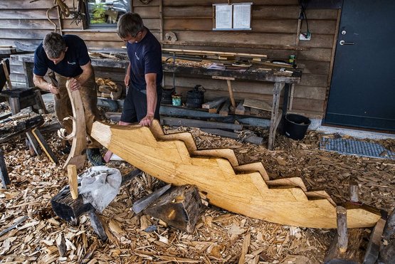Bådebyggerne arbejder hver dag i sommerperioden. Copyright: Vikingeskibsmuseet i Roskilde