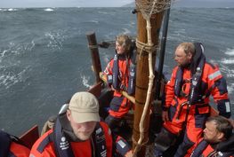 Vibeke Bischoff har mange års erfaring som sejler i rekonstruerede skibe. Her som styrmand på det berømte vikingeskib ' Havhingsten' på rejsen fra Roskilde til Dublin og retur i 2007-2008.