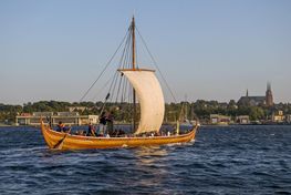 tag på aftentur på fjorden og nyd udsigten over Roskilde Fjord i skumringen. 