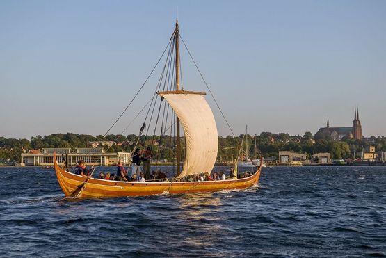 Vikingeskibet Helge Ask kan kendes på dets røde og okkergule striber. Et smukt skib der rummer mange historier. Copyright: Vikingeskibsmuseet