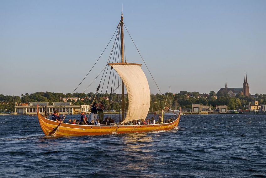 Sejl ud i et vikingeskib på Roskilde Fjord og bliv bekendt med vikingernes sejlteknikker