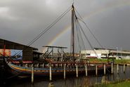 Vikingeskibsmuseet er igen åbent for publikum i lidt anderledes omgivelse, med udendørs rundvisninger og masser af plads til at opleve det hele på.