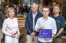 Oscar Kjær La Pia ved prisoverrækkelsen. Oscar Kjær La Pia ved prisoverrækkelsen. Fra venstre ses desuden bestyrelsesleder i DI Roskilde/Køge Bugt, Christina Wiemann, borgmester og bestyrelsesformand for Vikingeskibsmuseet Thomas Breddam, museumsdirektør Tinna Damgård-Sørensen samt teamleder på bådeværftet Martin Rodevad Dael.