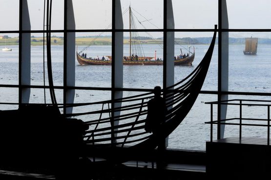 De sejlende rekonstruktioner på Roskilde fjord ses som baggrund for et af de originale vikingeskibsfund fra Skuldelev. De sejlende rekonstruktioner på Roskilde fjord ses som baggrund for et af de originale vikingeskibsfund fra Skuldelev.