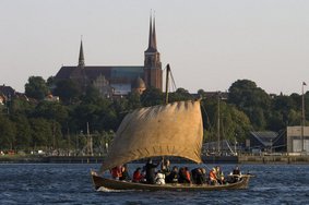 Sejlads på Roskilde Fjord i en af Vikingeskibsmuseets nordiske træbåde. Sejlads på Roskilde Fjord i en af Vikingeskibsmuseets nordiske træbåde