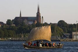 Sejl ud på Roskilde Fjord i vikingeskibenes efterkommere og nyd solnedgangen på vandet. Copyright: Werner Karrasch, Vikingeskibsmuseet i Roskilde
