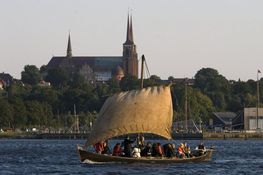 På Venneforeningsdagen den 26. maj er der gratis sejladser i museets nordiske træbåde for medlemmer – og de kan invitere en ledsager og to børn med også. Foto: Werner Karrasch