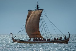 Få en ultimativ sejladsoplevelse på vores dagskurser i vikingeskibssejlads. Vi tilbringer en hel dag med ombord i et af museets genskabte vikingeskibe.
