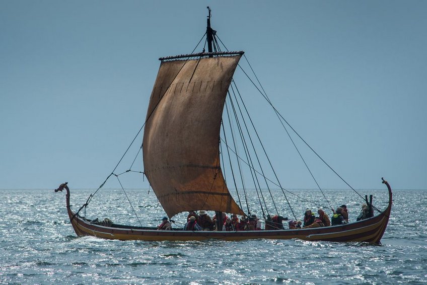 [Translate to English:] Få en ultimativ sejladsoplevelse på vores dagskurser i vikingeskibssejlads. Vi tilbringer en hel dag med ombord i et af museets genskabte vikingeskibe.