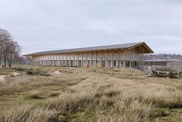 Visualization New Viking Ship Museum. New exhibition building for Skuldelevskibene. A visualization of the new exhibition building seen from the east with the future salt marsh landscape in the foreground. Copyright: KVANT-1 og Lundgaard & Tranberg Arkitekter