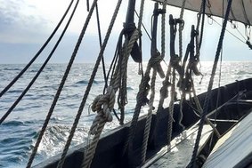 Et kig ud over havet fra en flot sejlende Ottar, Vikingeskibsmuseets rekonstruktion af Skuldelev 1. Et kig ud over havet fra en flot sejlende Ottar, Vikingeskibsmuseets rekonstruktion af Skuldelev 1.