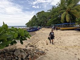 For a while, the Danish waters have been replaced by the turquoise blue water and palm beaches for marine archaeologists from the National Museum and the Viking Ship Museum. But it is not only the exotic surroundings that have brought the two marine archaeologists to Cahuita National Park in Costa Rica. On the other hand, it is something as humble as yellow bricks. Photo: Andreas K. Bloch / Viking Ship Museum in Roskilde