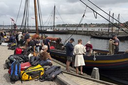 Pakning før afgang. Inden sommertogtet kunne begynde, blev proviant, personligt grej og fælles udstyr fordelt og pakket ombord på Havhingsten fra Glendalough i Museumshavnen i Roskilde. Foto: Trine Harvøe Kristensen Pakning før afgang. Inden sommertogtet kunne begynde, blev proviant, personligt grej og fælles udstyr fordelt og pakket ombord på Havhingsten fra Glendalough i Museumshavnen i Roskilde. Foto: Trine Harvøe Kristensen