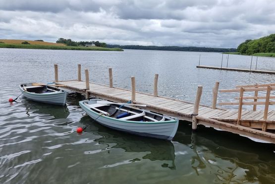 De to klinkbyggede både ligger ved Kattingeværk i Nationalpark Skjoldungernes Land. Foto: Mikkel Eeg