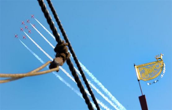 De berømte Red Arrows fra the Royal Air Force gik til tider ned i 50 meters højde over havnen med ufattelige hastigheder. Her er de fastholdt med Havhingstens vindfløj i forgrunden.