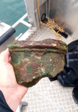 De sprængte og smeltede stykker af bronzekanoner fortæller meget tydeligt, at der må ligge en voldsom begivenhed bag skibets forlis.