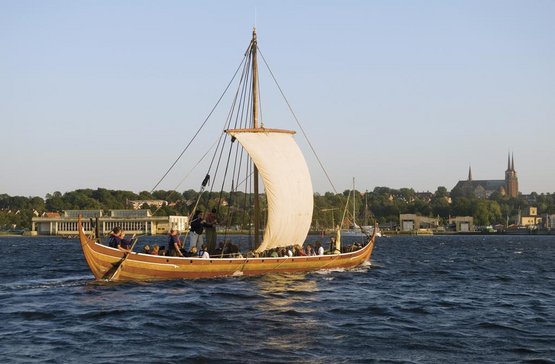 Få en større forståelse for vikingetiden ved selv at sejle ud med kammeraterne fra ungdomsuddannelsen. Copyright: Vikingeskibsmuseet i Roskilde Få en større forståelse for vikingetiden ved selv at sejle ud med kammeraterne fra ungdomsuddannelsen. Copyright: Vikingeskibsmuseet i Roskilde