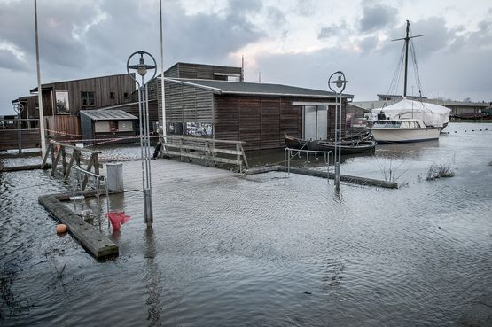 6 December 16:31, 170 cm above mean sea level. When the water level at approximately 14.30 reached 150 cm above water level, the whole Museum Island was flooded.6 December 19:58, 193 cm above mean sea level. Vikingeskibshallen was now isolated, surrounded