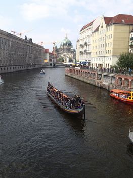 [Translate to english:] Havhingsten i Berlins centrum. Domkirken knejser højt over Spreefloden.
